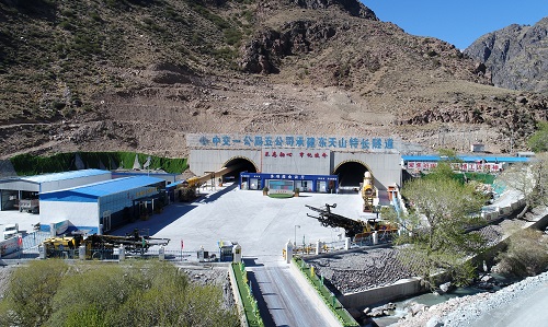 1.東天山特長(zhǎng)隧道主洞口.jpg