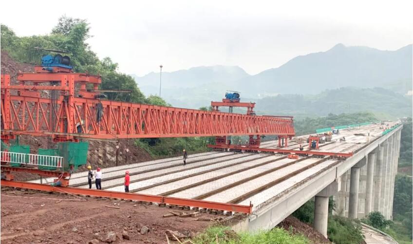 中國政府網：中交一公局集團承建的合川至長壽高速石船互通雞鳳灣大橋預制T梁架設完成                                                                                                                                         