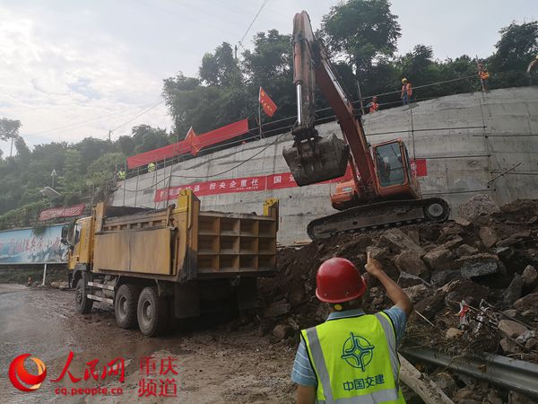 人民網(wǎng)報(bào)道;“路搶通啦,我們果農(nóng)高興慘了!”